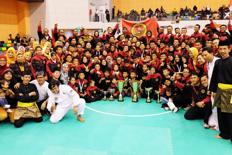 BARU TETAPI BERUPAYA: Walaupun baru ditubuhkan dalam 2010, Perguruan Sendeng Belalang mengatasi jangkaan bagi memenangi trofi naib juara keseluruhan. Mereka juga berjaya merangkul Juara keseluruhan praremaja. - Foto JOHARI RAHMAT