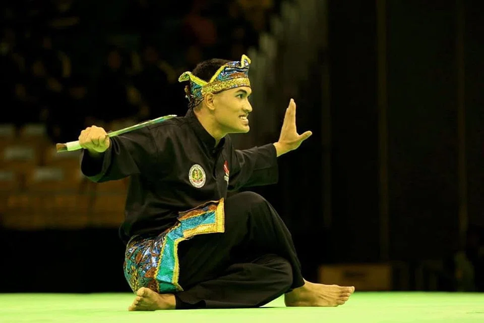 TERUS BERJUANG: Iqbal (gambar) mara ke suku akhir seni tunggal putera selepas menewaskan pesilat Algeria Belouad Ayoub semalam. - Foto SIA KIAN TECK 