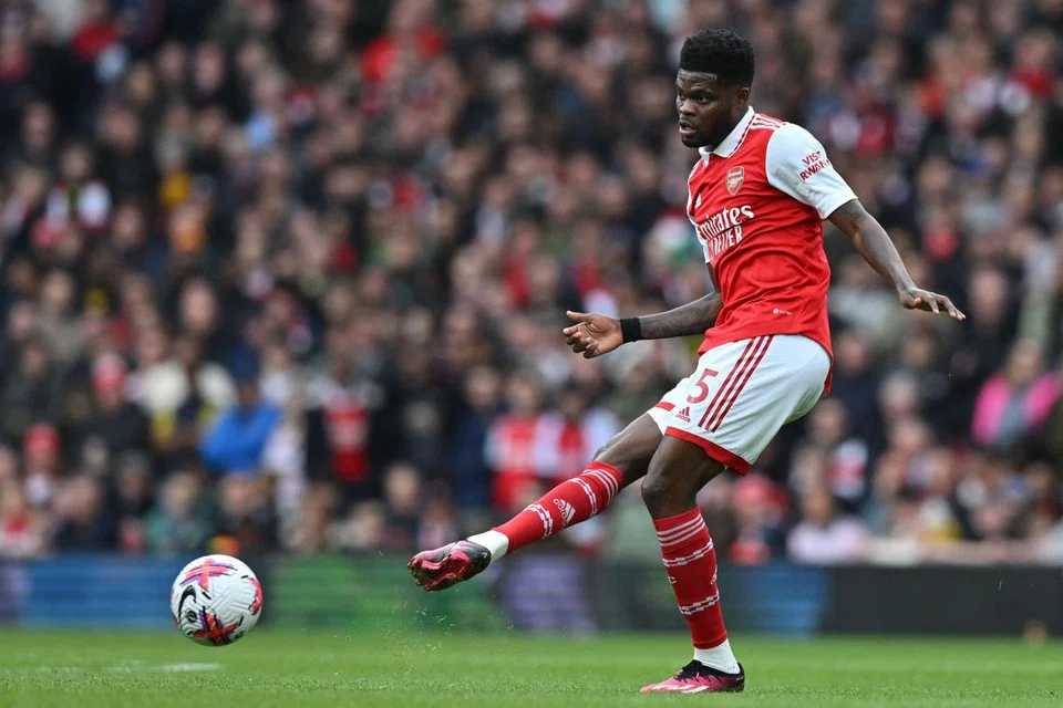 BINTANG MUDA BERBAKAT JUGA TUNJUK MINAT: Semakin ramai pemain di puncak prestasi permainan mereka turut melahirkan minat, termasuk Thomas Partey dari Arsenal (berjersi merah putih) serta Kalidou Koulibaly dan Hakim Ziyech dari Chelsea.