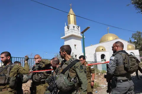 Anggota pasukan keselamatan Israel mengawal tapak tempat jatuhnya roket yang dilancarkan dari Lebanon di bandar Maalot-Tarshiha di utara Israel pada 29 Oktober, di tengah-tengah perang yang berterusan antara Israel dengan Hezbollah.