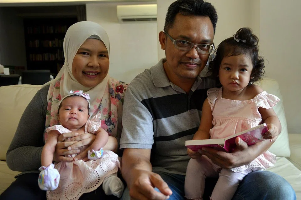 KEJUTAN MANIS: Cik Noryanti Mohamed Yahya dan suaminya, Encik Muhamad Noor Asmain, kedua-duanya 42 tahun, dikurniakan dua cahaya mata perempuan, Nayra Amyra (kiri), sebulan lebih; dan Aysha Amyra, setahun lima bulan, setelah menjangkau usia 40 tahun. - Foto SHAKIR SAIFUDDIN