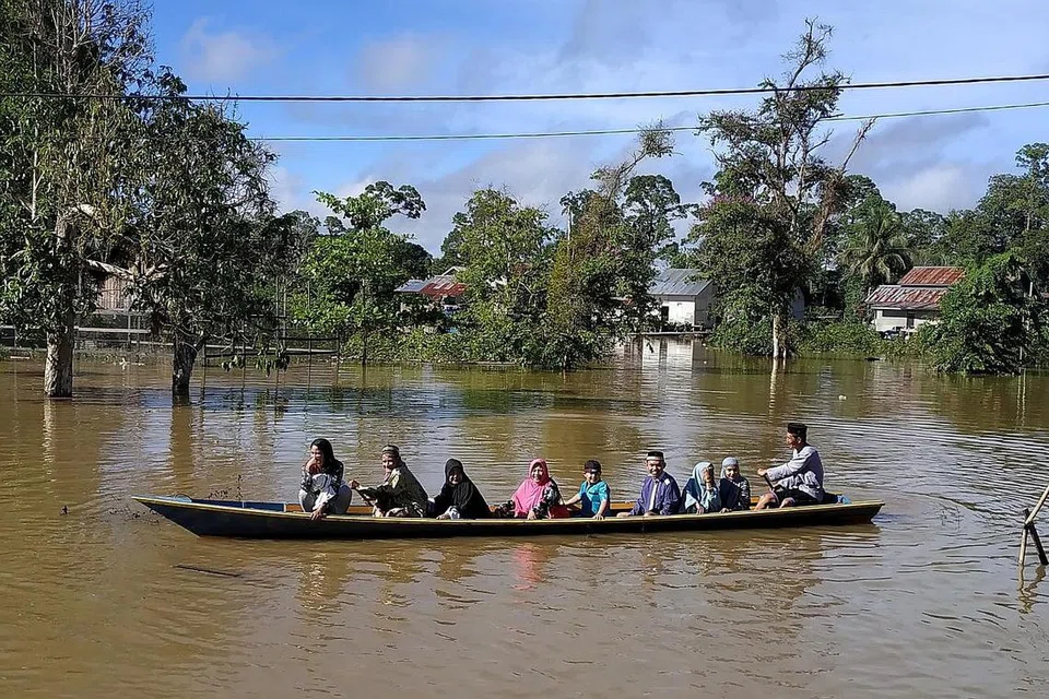 INDONESIA - NAIKI SAMPAN: Beberapa umat Islam Indonesia perlu menggunakan sampan untuk menunaikan solat Aidilfitri di Putussibau, Kapuas Hulu, Kalimantan Barat.