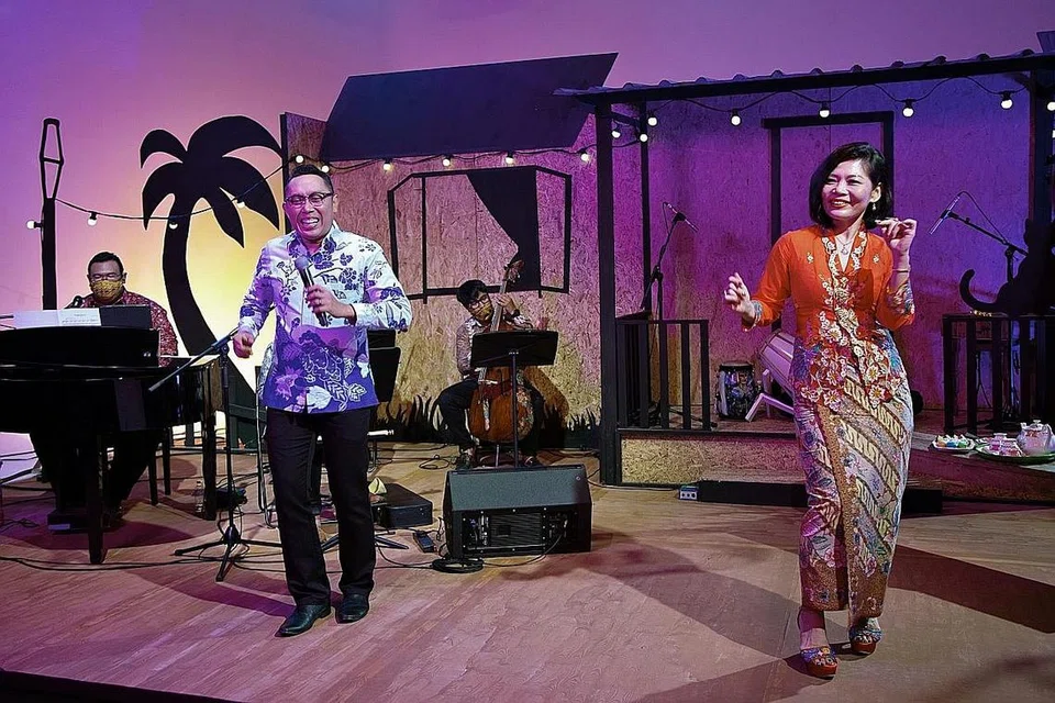 SUSURI JALAN KENANGAN: Pasukan pereka set pimpinan Encik Herdi Sa'adon mampu mewujudkan suasana permai desa bagi set konsert digital 'Keroncong Asmara' yang antara lain dijayakan Rudy Djoe (kiri) dan Christina Wee. - Foto SIX5 PRODUCTIONS