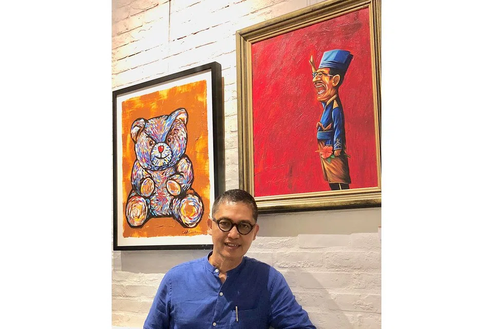CORAK BUDAYA MENGKAJI: Sebagai pembimbing pelukis muda, Encik Abu Jalal Sarimon menggalakkan mereka agar rajin membaca dan mengkaji bagi memastikan karya mereka 'berisi' dengan ilmu kehidupan yang tersirat. - Foto BH oleh HARYANI ISMAIL