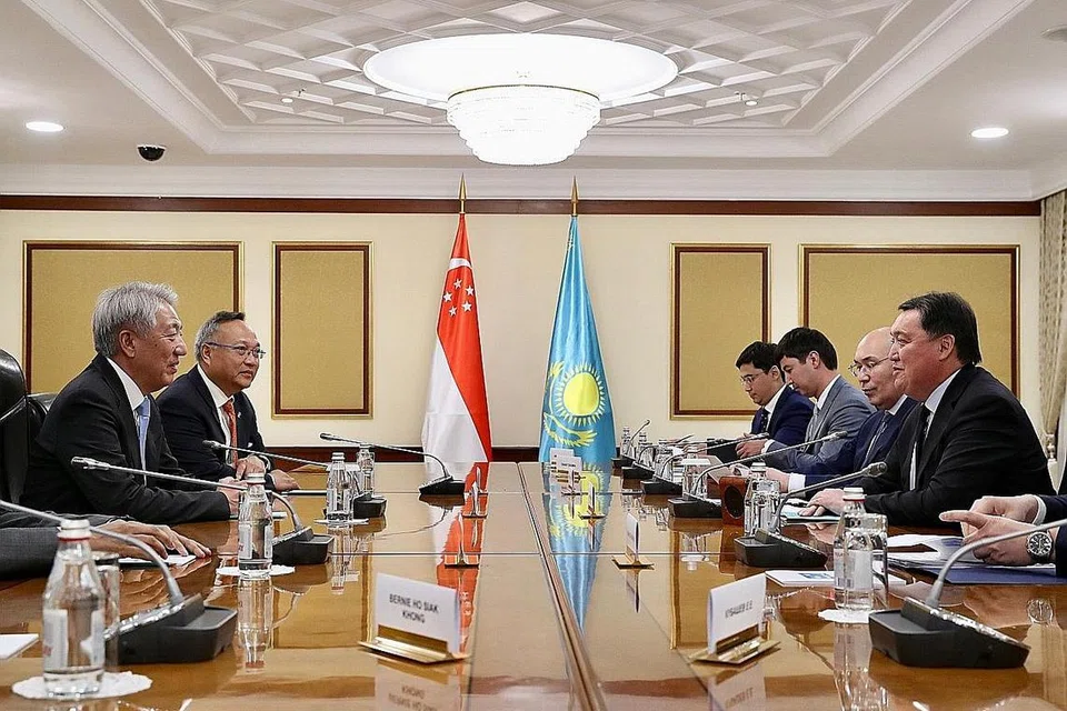 TEMUI PEMIMPIN KAZAKHSTAN: Encik Teo (kiri) yang diiringi Duta Singapura Tidak Bermastautin ke Kazakhstan, Encik Zulkifli Baharudin (dua dari kiri) menemui Perdana Menteri Kazakhstan, Encik Askar Mamin (kanan), di ibu kota Nur-Sultan, kelmarin. - Foto MCI
