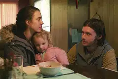 MENYENTUH HATI: Siri drama 'Maid' di Netflix, yang menampilkan Margaret Qualley sebagai Alex and Nick Robinson sebagai Sean, dalam adegan ketika Sean cuba memujuk Alex agar terus hidup bersamanya dan berjanji tidak akan mengasarinya lagi.- Foto NETFLIX