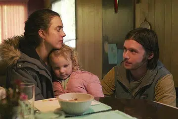 MENYENTUH HATI: Siri drama 'Maid' di Netflix, yang menampilkan Margaret Qualley sebagai Alex and Nick Robinson sebagai Sean, dalam adegan ketika Sean cuba memujuk Alex agar terus hidup bersamanya dan berjanji tidak akan mengasarinya lagi.- Foto NETFLIX