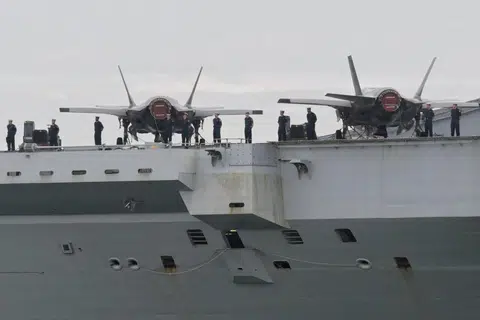Pesawat F-35 di atas kapal induk ‘HMS Prince of Wales’ milik Britain tiba di Pusat Pelayaran Marina Bay (MBCC) pada 23 Jun.