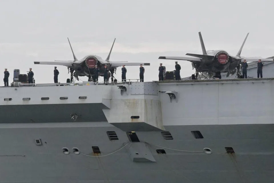 Pesawat F-35 di atas kapal induk ‘HMS Prince of Wales’ milik Britain tiba di Pusat Pelayaran Marina Bay (MBCC) pada 23 Jun.