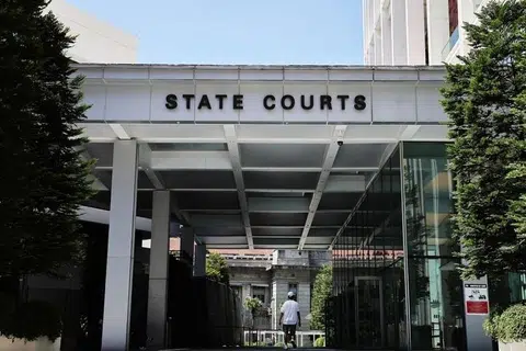 Pegawai teknikal SMRT,  Encik Ja’afar Abdul Samad, akan menerima tindakan disiplin daripada SMRT dek tidak memaklumkan atau mendapatkan kelulusan bagi pekerjaan sampingannya.