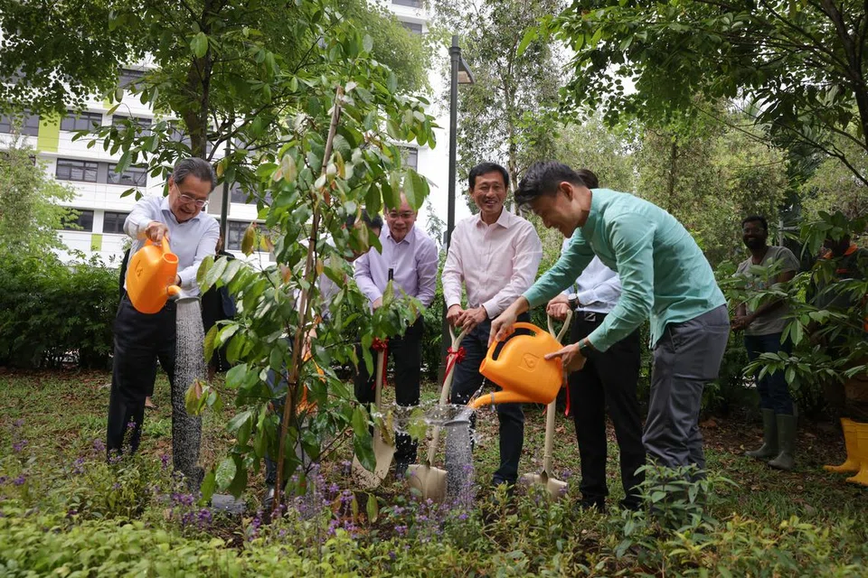 MAJILIS PENANAMAN POKOK: (dari kiri) Encik Cheng Wai Keung, Pengerusi SingHealth; Dr Koh Poh Koon (tersembunyi oleh pokok); Dr Paul Goh, Pengarah, Pembangunan Poliklinik SingHealth; Encik Ong Ye Kung, Menteri Kesihatan; dan Encik Baey Yam Keng, Ahli Parlimen Tampines.