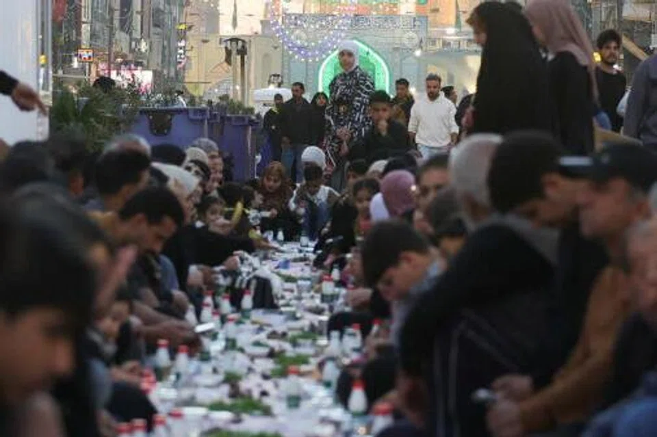 Penduduk menunggu waktu berbuka puasa di daerah Kadhimiya di Baghdad, Iraq pada 26 Februari.