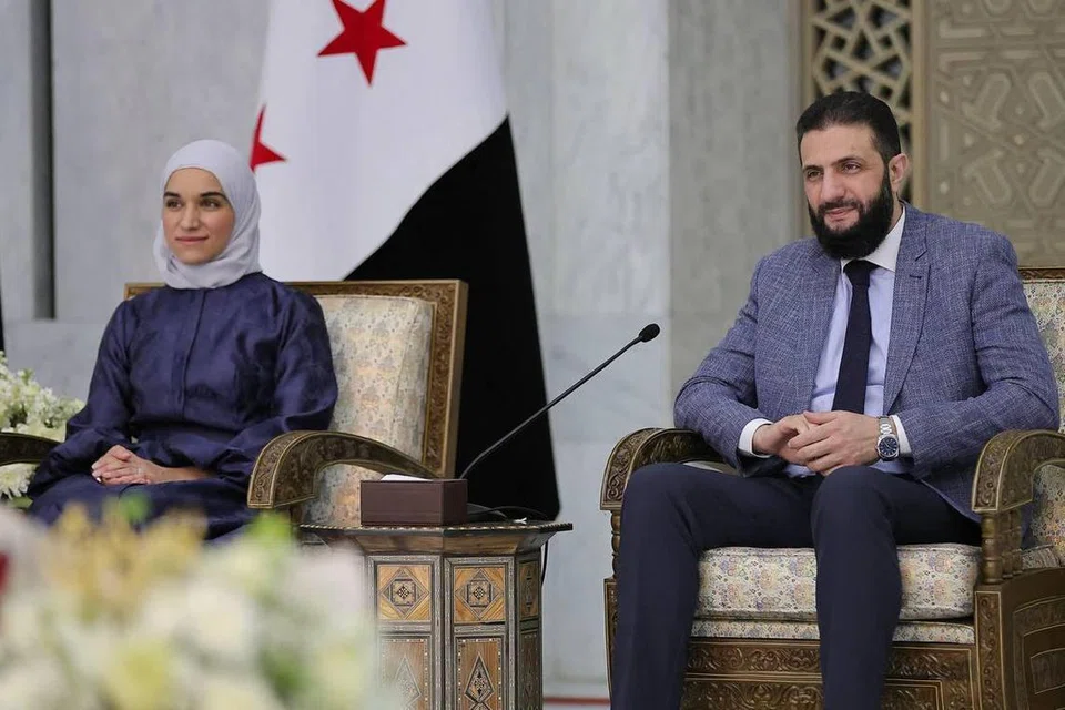 Gambar edaran yang dikeluarkan oleh saluran Telegram Pejabat Presiden Syria menunjukkan Pemangku Presiden Syria, Ahmed al-Sharaa (kanan) bersama Wanita Pertama, Latifa al-Daroubi, menyapa kanak-kanak Syria yang kehilangan ibu bapa mereka akibat perang saudara selama 14 tahun, di Istana Rakyat, Damsyik pada 31 Mac 2025, sempena sambutan Hari Raya Aidilfitri 