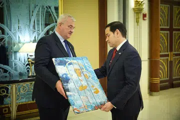 Menteri Luar Ukraine, Encik Andrii Sybiha (kiri), menyampaikan lukisan yang dilakar pada penutup kotak peluru dari timur Ukraine kepada Setiausaha Negara Amerika Syarikat, Encik Marco Rubio, dalam satu majlis di Jeddah, Arab Saudi, pada 10 Mac.