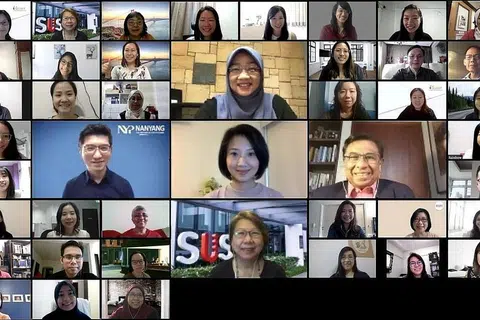 LANCAR PROGRAM LATIHAN: Agensi Pembangunan Awal Kanak-Kanak (ECDA) dan Yayasan Temasek (TF) dengan kerjasama Politeknik Nanyang (NYP) dan Universiti Sains Sosial Singapura (SUSS) semasa melancarkan semalam program latihan pelbagai disiplin untuk pengamal yang menyokong pembangunan kanak-kanak daripada keluarga kurang berkemampuan. - Foto MSF