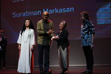 Presiden Tharman Shanmugaratnam (dua dari kiri) sampaikan Anugerah anumerta Pencapaian Majlis Buku Singapura (SBC) kepada anak Allahyarham Suratman Marksan, Dr Suriani Suratman (dua dari kanan), semasa majlis penyampaian Hadiah Sastera Singapura 2024. Bersama mereka adalah pengerusi SBC, Cik Claire Chiang (kiri), dan pengerusi Jawatankuasa Persuratan Majlis Bahasa Melayu Singapura (MBMS), Dr Azhar Ibrahim (kanan). Gambar sisipan,  Allahyarham Suratman. 