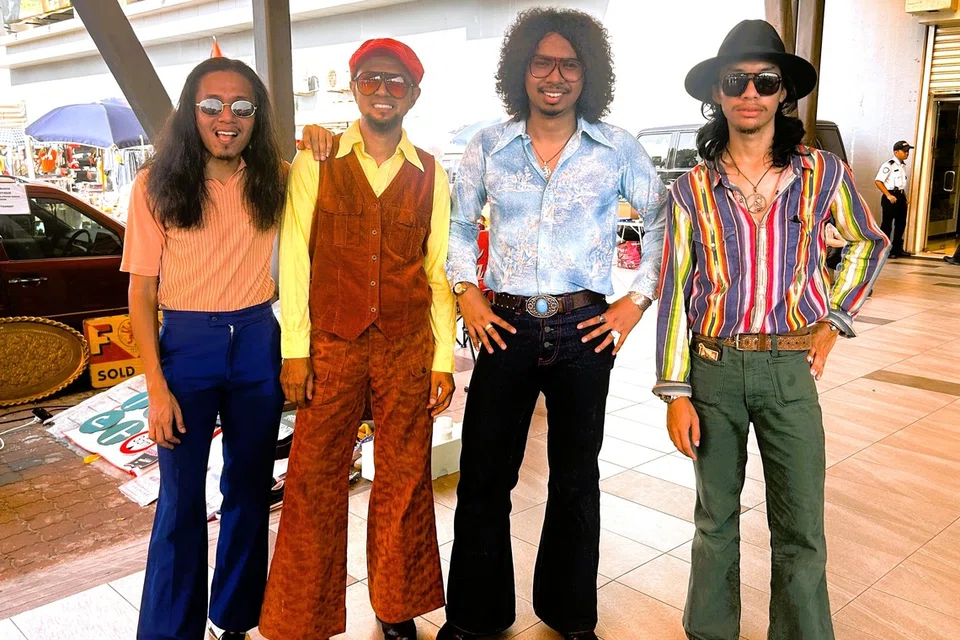 (Dari kanan) Encik Khir Shah Aiman Iskandar, Encik Harris Irfan Jamaludin, Encik Noriman Ngatiman dan Raja Muhammad Taqwa Raja Idris, tampil dengan gaya ‘retro’ mereka setiap Sabtu di Pasar Pagi Johor Bahru.