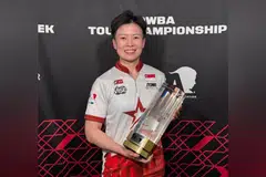 New Hui Fen memegang trofi yang dirangkulnya dalam Kejohanan Jelajah PWBA 2025 pada 13 Ogos.