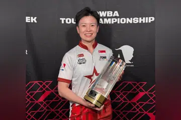 New Hui Fen memegang trofi yang dirangkulnya dalam Kejohanan Jelajah PWBA 2025 pada 13 Ogos.
