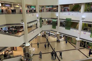 BANTU PENIAGA: Joo Chiat Complex, yang biasanya dengan pengunjung pada hujung minggu, lenggang dalam keadaan Covid-19 ini. Rangka kerja pelepasan sewa yang diluluskan akan membantu peniaga yang mungkin tidak mendapat bantuan sewa sebelum ini. - Foto fail BH.