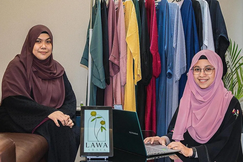 CABARAN BUKAN HAMBATAN: Ustazah Syariati Sulaiman (kanan), yang bersama rakan kongsinya, Cik Nurhani Razali, berkata menceburi bidang perniagaan "memang agak mencabar tetapi secara perlahan kami belajar tentang pemasaran, aspek logistik dan berkomunikasi dengan pembeli" dan meneroka penggunaan media sosial. - Foto BH oleh NUR DIYANA TAHA