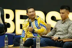 Pemimpin Parti Bersama Malaysia (Bersama), Datuk Seri Rafizi Ramli (kiri) ketika membentangkan Belanjawan Bayangan 2027 Bersama, pada malam 7 Oktober di Puchong, Selangor.