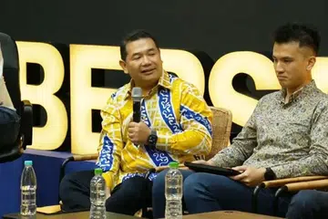 Pemimpin Parti Bersama Malaysia (Bersama), Datuk Seri Rafizi Ramli (kiri) ketika membentangkan Belanjawan Bayangan 2027 Bersama, pada malam 7 Oktober di Puchong, Selangor.