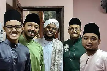 SEDIA BERSAMA: Penolong Setiausaha Masjid Hasanah, Encik Noor Azlan Musa (dua dari kanan), bersama imam dan bilal sewaktu solat Hari Raya Aidilfitri baru-baru ini. - Foto-foto MASJID HASANAH