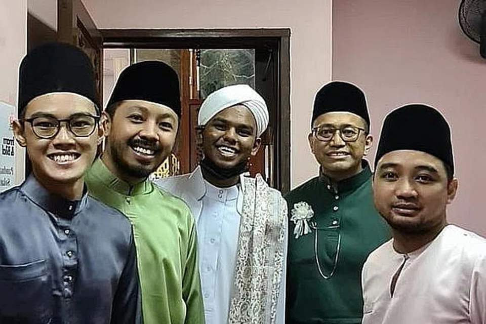 SEDIA BERSAMA: Penolong Setiausaha Masjid Hasanah, Encik Noor Azlan Musa (dua dari kanan), bersama imam dan bilal sewaktu solat Hari Raya Aidilfitri baru-baru ini. - Foto-foto MASJID HASANAH