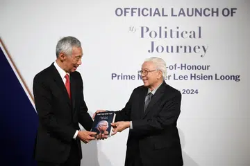 Dr Tony Tan (kanan) menyampaikan senaskah bukunya, My Political Journey, kepada Perdana Menteri, Encik Lee Hsien Loong ketika pelancaran rasmi pada 12 Mac.