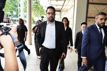Ketua Parti Pekerja (WP), Encik Pritam Singh (tengah), kembali ke Mahkamah Tinggi ditemani peguamnya, Encik Andre Jumabhoy (kanan) dan Encik Aristotle Emmanuel Eng Zhen Yang (kedua dari kanan) pada 4 November.