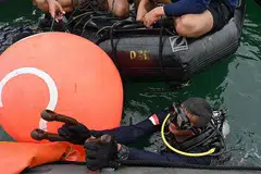 TERUSKAN OPERASI: Seorang penyelam tentera laut Indonesia bersiap sedia meneruskan operasi mencari kotak hitam pesawat penumpang Sriwijaya Air Boeing 737-500. - Foto AFP