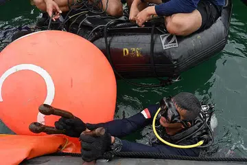 TERUSKAN OPERASI: Seorang penyelam tentera laut Indonesia bersiap sedia meneruskan operasi mencari kotak hitam pesawat penumpang Sriwijaya Air Boeing 737-500. - Foto AFP