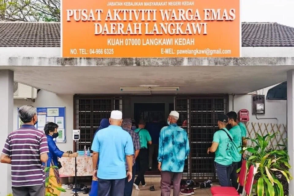 Pakar menyarankan capaian Pusat Aktiviti Warga Emas (Pawe) yang dikendalikan Jabatan Kebajikan Masyarakat di bawah Kementerian Pembangunan Wanita, Keluarga dan Masyarakat diperluas untuk membantu warga emas terus aktif dan bermasyarakat.