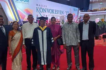 RAI KEJAYAAN: Graduan tertua Open University Malaysia (OUM), Encik Krishnan Arunasalam, berusia 90 tahun bergambar kenangan bersama keluarga di Majlis Konvokesyen OUM di Kuala Lumpur.