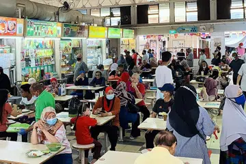 KONGSI MAKLUMAT: Pembaca yang berkongsi maklumat tentang tempat-tempat makanan halal kegemaran mereka bukan sahaja dapat membantu perniagaan F&B setempat, malah berpeluang memenangi hadiah baucar Takashimaya bernilai $100. - Foto fail