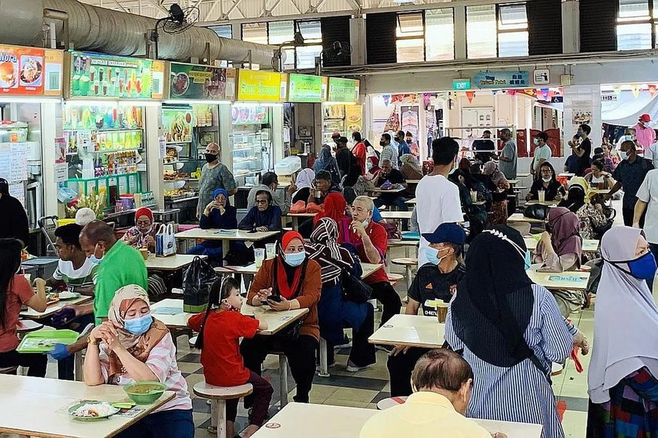 KONGSI MAKLUMAT: Pembaca yang berkongsi maklumat tentang tempat-tempat makanan halal kegemaran mereka bukan sahaja dapat membantu perniagaan F&B setempat, malah berpeluang memenangi hadiah baucar Takashimaya bernilai $100. - Foto fail