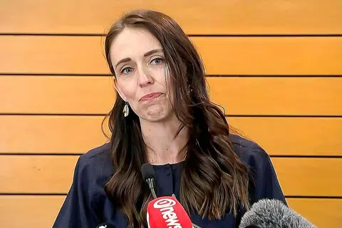PENGUMUMAN MENGEJUT: Perdana Menteri New Zealand, Cik Jacinda Ardern, mengumumkan akan berundur selewat-lewatnya Februari ini, dan tidak mahu dipilih semula. - Foto AFP
