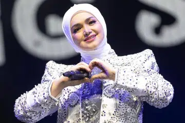 Kelab peminat Datuk Seri Siti Nurhaliza, Sitizoners, menyambut ulang tahunnya ke-46 dengan menayangkan enam video istimewa yang dipapar di skrin digital gergasi di pusat beli-belah dan hiburan, Bukit Bintang pada 11 Januari.  