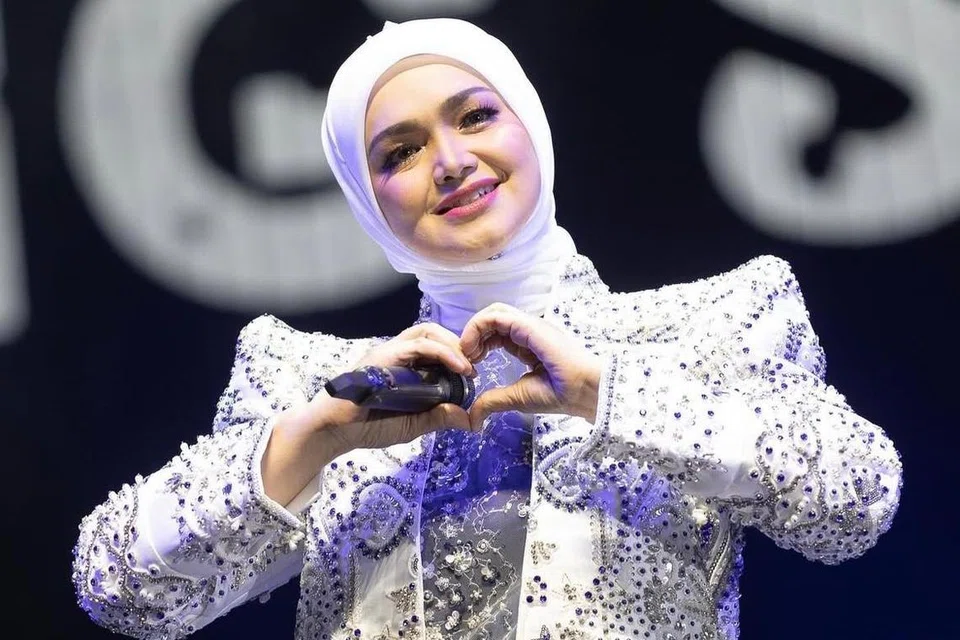 Kelab peminat Datuk Seri Siti Nurhaliza, Sitizoners, menyambut ulang tahunnya ke-46 dengan menayangkan enam video istimewa yang dipapar di skrin digital gergasi di pusat beli-belah dan hiburan, Bukit Bintang pada 11 Januari.  