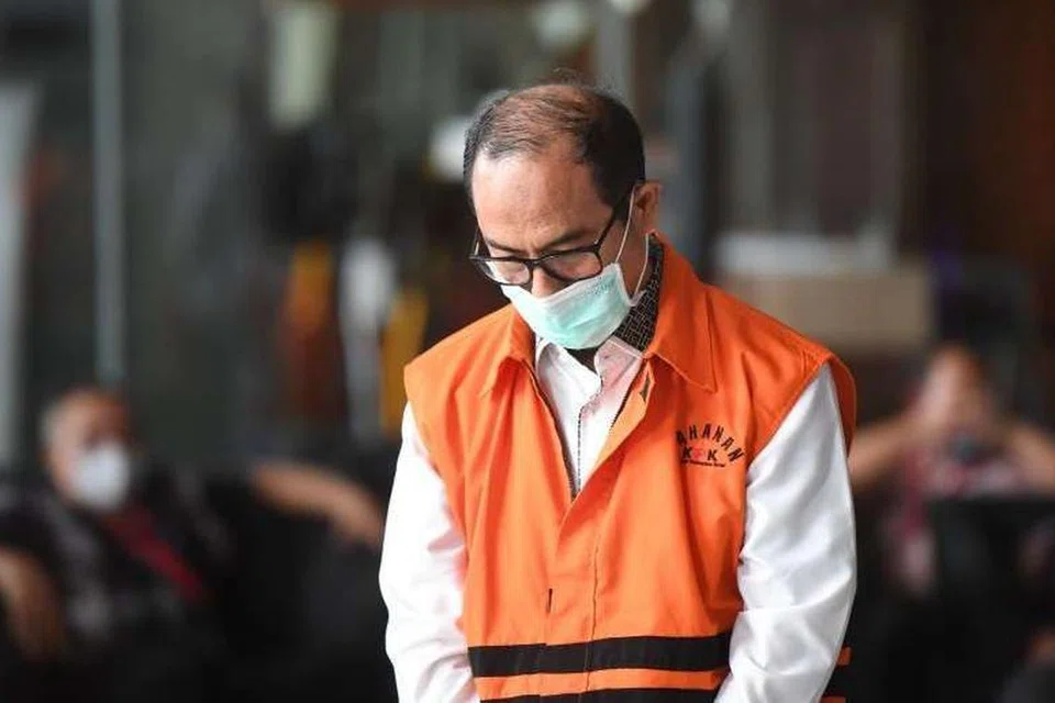 BERDEPAN TUDUHAN BARU: Hakim Mahkamah Agung, Gazalba Saleh, dihadapkan sebagai suspek rasuah dalam sidang akhbar di bangunan Suruhanjaya Pembanterasan Rasuah (KPK) di Jakarta.