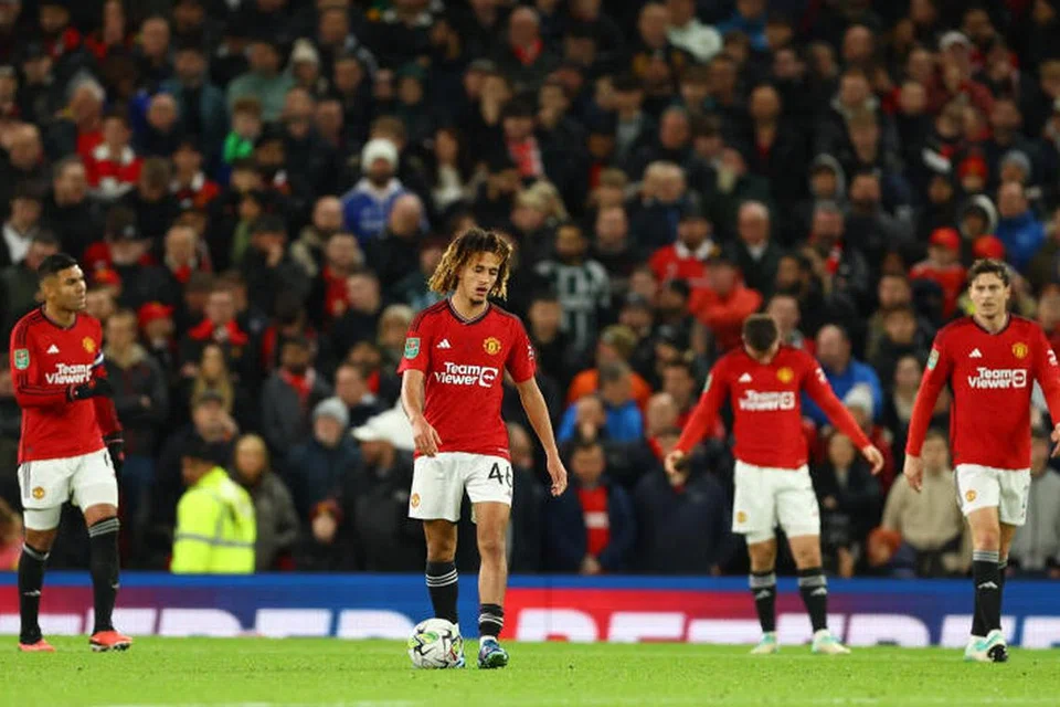 HAMBAR: Pemain Manchester United kelihatan kecewa selepas Newcastle United mencatat kemenangan 0-3 dalam pusingan ke-4 Piala Carabao di Old Trafford pada Khamis. 