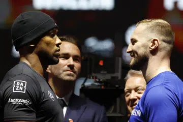 BAKAL BERENTAP: Anthony Joshua (kiri) dan Otto Wallin (kanan) akan menentang satu sama lain pada Disember.