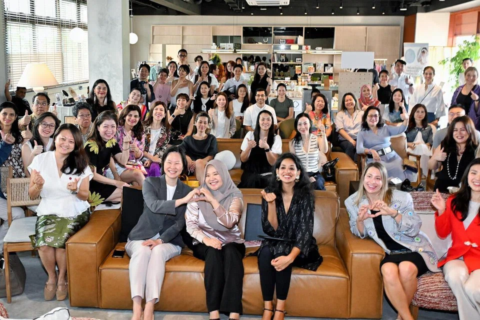 Inisiatif untuk menyokong usahawan wanita dilancarkan oleh Wanita ASME bersama Menteri Negara (Ehwal Luar merangkap Perdagangan dan Perusahaan), Cik Gan Siow Huang (tiga dari kiri, barisan hadapan) di Alma House pada 28 Mac.