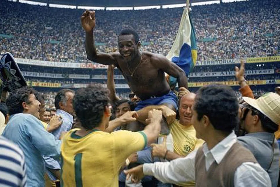 PEMAIN UNGGUL: Pele menjaringkan satu gol dalam final 1970 semasa Brazil mengalahkan Italy 4-1 di Mexico. - Foto fail AP