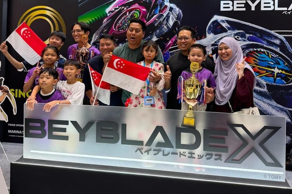 Ahmad Yusuf (dua dari kanan) bersama ibu bapanya, Cik Zarifah Zakaria (kanan), Encik Ahamad Bahrain Hassan (tiga dari kanan) adik Yusuf, Zara Zinnirah Ahmad Bahrain (empat dari kanan), serta jurulatih Yusuf, Encik Rizal Sabri (tengah memegang bendera Singapura). Bersama dalam gambar yang lain adalah pemenang G1 SIngapura kategori yang lain.