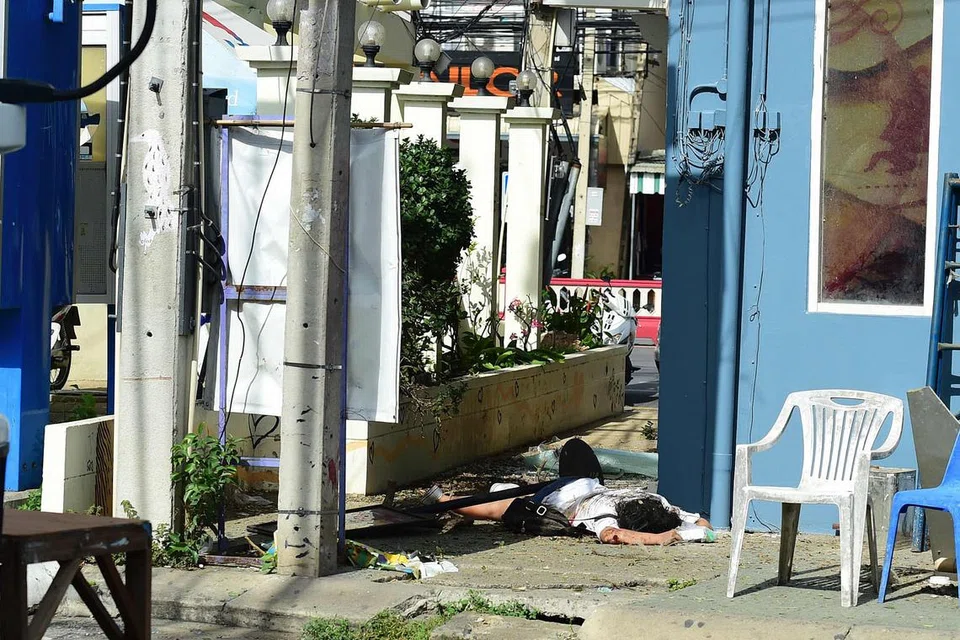 KORBAN: Seorang mangsa yang terbunuh dalam serangan bom di Hua Hin di selatan Bangkok semalam. - Foto AFP