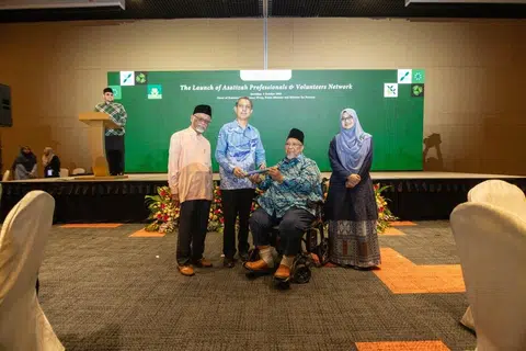 Ustaz Fadlon Osman (duduk) menerima diploma lepasan ijazah dalam kaunseling dari Pemangku Menteri Bertanggungjawab bagi Ehwal Masyarakat Islam, Profesor Madya Dr Muhammad Faishal Ibrahim pada Oktober 2025.