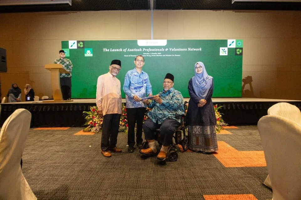 Ustaz Fadlon Osman (duduk) menerima diploma lepasan ijazah dalam kaunseling dari Pemangku Menteri Bertanggungjawab bagi Ehwal Masyarakat Islam, Profesor Madya Dr Muhammad Faishal Ibrahim pada Oktober 2025.