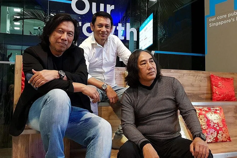 'ORANG LAMA' TEBAR NOSTALGIA: Berbekalkan empat lagu baru dengan irama 1960-an, (dari kiri) Baharom Paiman, Johar Johari dan Sulaimi Telmin menggerakkan kumpulan The He Peace 60s. - Foto BH oleh HARYANI ISMAIL